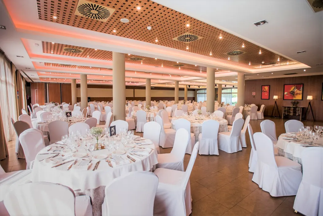 Salón de banquetes del Hotel Cortijo Chico preparado para una comida de empresa