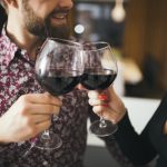 Pareja brindando con copas de vino